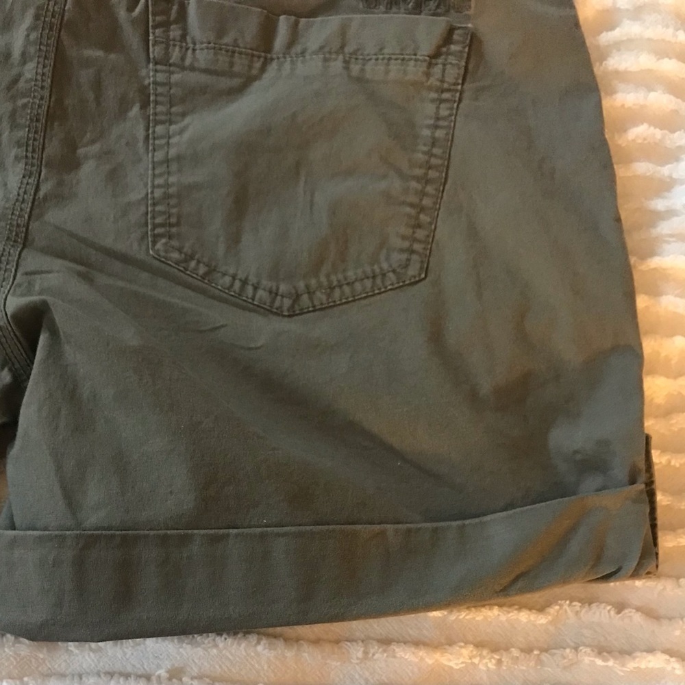 DKNY Jeans Green Camo Color Cuffed Shorts Size 4 - Picture 5 of 6